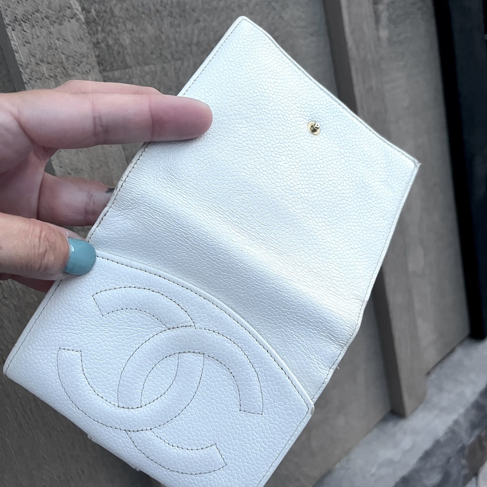 VINTAGE Caviar Timeless CC BIFOLD Wallet in White - Picture 9 of 16